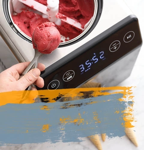 Eiscreme wird mit einer Eismaschine hergestellt und serviert.