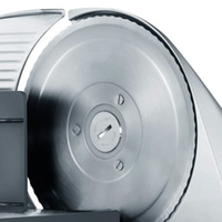 Nahaufnahme eines silbernen Fleischschneiders mit scharfer Klinge und Details