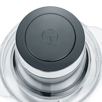 Draufsicht auf einen grauen Mixer mit einem Logo auf dem Deckel.