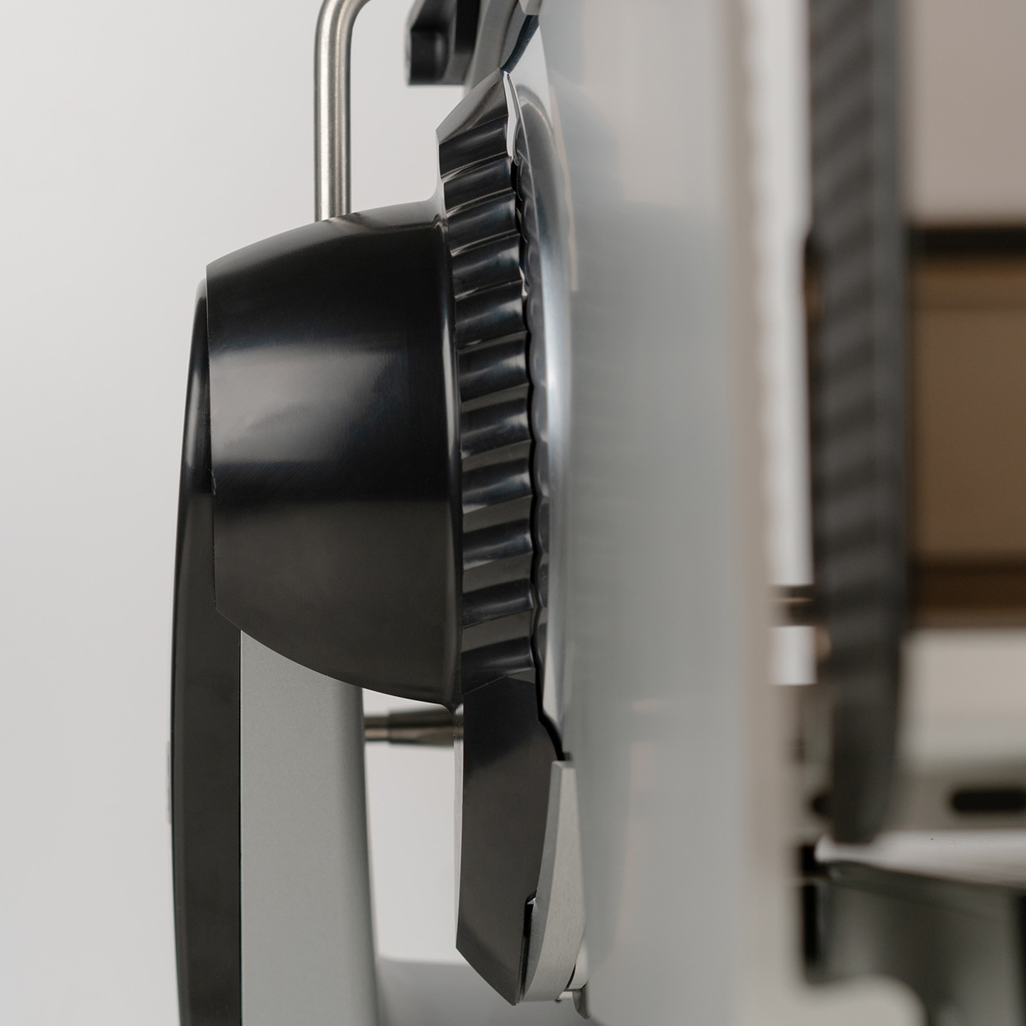 Nahaufnahme einer schwarzen Küchenmaschine mit geriffelter Klinge und Metallstange