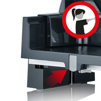 Nahaufnahme eines elektrischen Fleischschneiders mit Warnschild und rotem Pfeil.