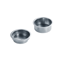 Zwei silberne Kaffeefilter auf weißem Hintergrund, Nahaufnahme.