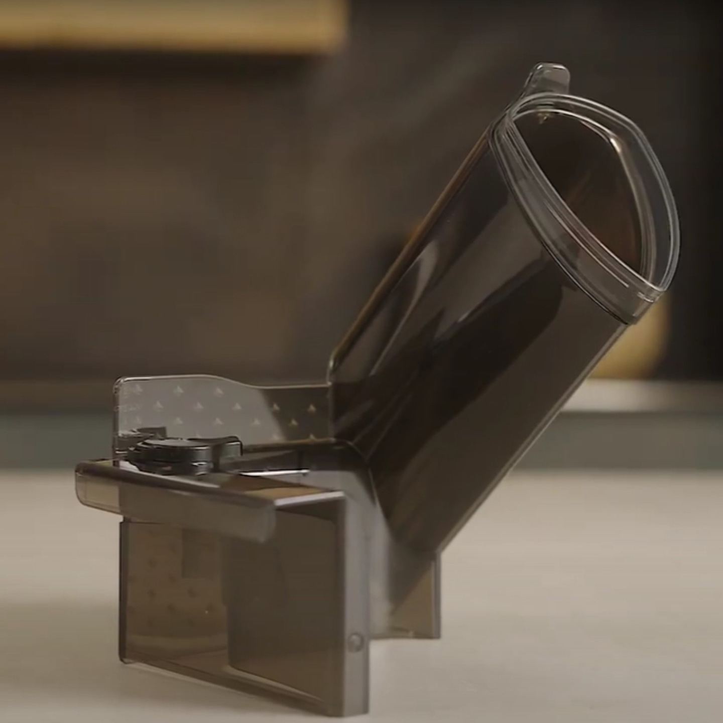 Transparente Kunststofffalle, die sich öffnet, um eine Maus zu fangen.