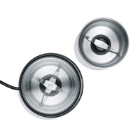 Kaffeemühle mit Klingen und Deckel auf weißem Hintergrund, Nahaufnahme