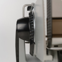 Nahaufnahme einer schwarzen und silbernen Aufschnittmaschine, Detailaufnahme