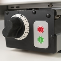 Schwarzer Drehknopf mit Zahlen und zwei Knöpfen mit 0 und 1