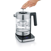 Wasserkocher mit Hand, der Deckel öffnet, mit GRAEF-Logo und Temperaturanzeige.