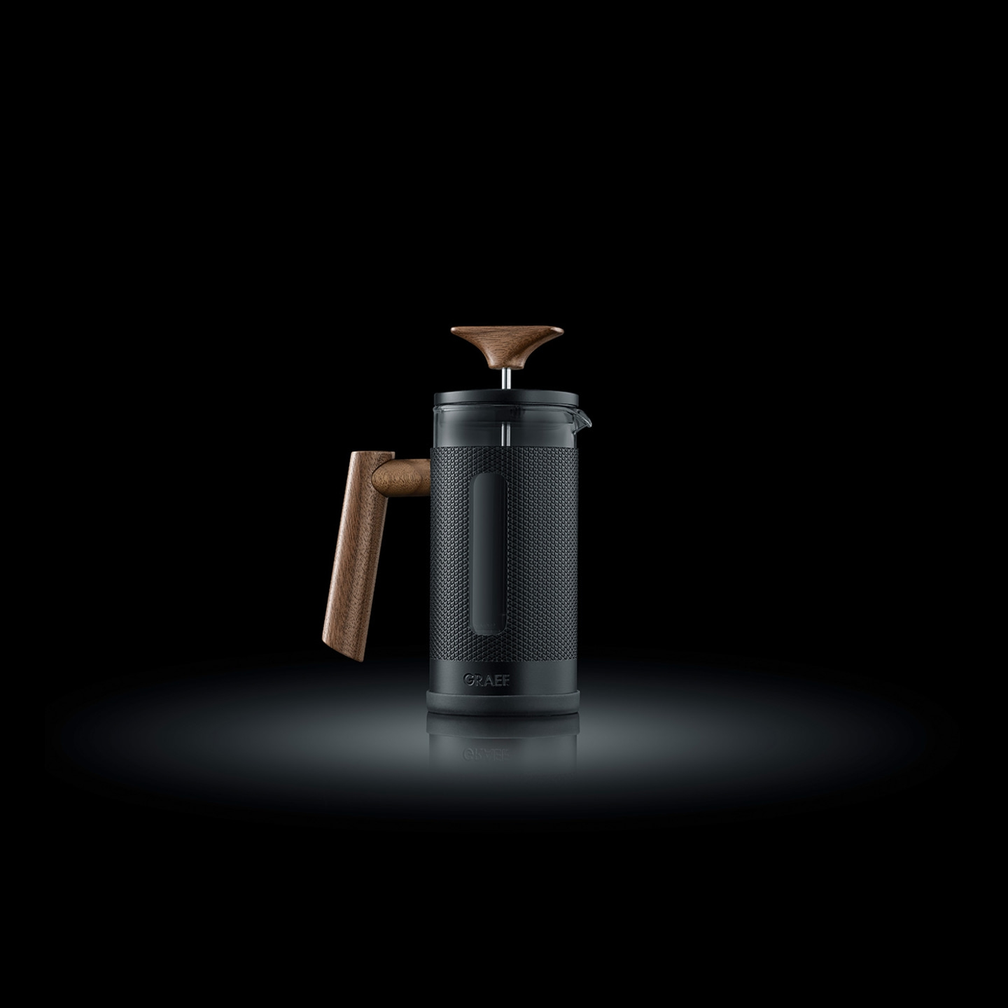 Schwarze Kaffeepresse mit Holzgriffen und -deckel, GRAEF-Logo.