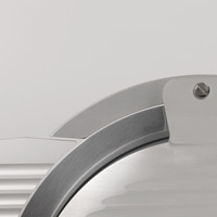 Nahaufnahme eines silbernen Fleischschneiders mit Klinge und Schraube