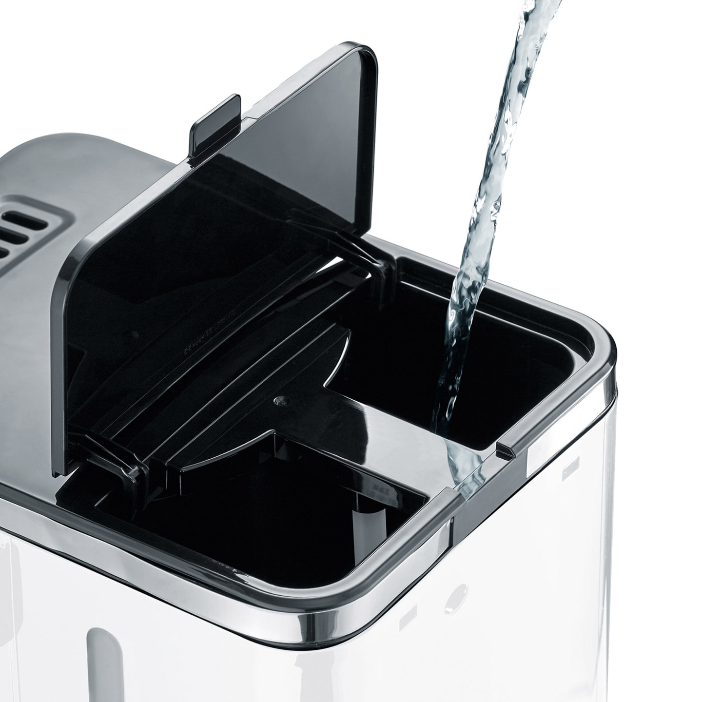 Wasser wird in einen Behälter gegossen, der einen Deckel hat.