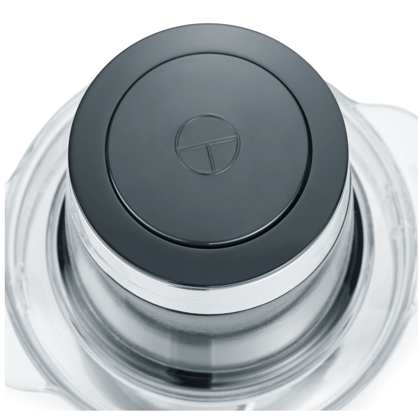 Dunkelgrauer Deckel mit Logo auf einem transparenten Behälter, Nahaufnahme