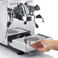 Espressomaschine mit polierter Oberfläche, Chrom, Schublade, Hand, GRAEF-Logo.