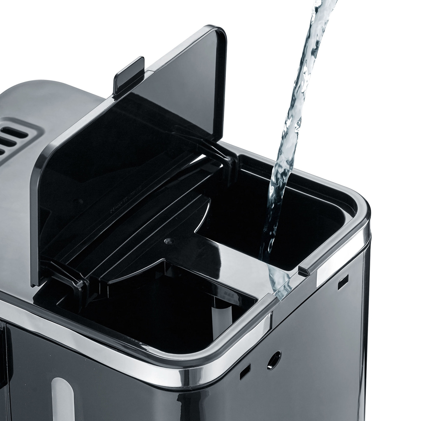 Kaffeemaschine wird mit Wasser gefüllt, schwarzes Gerät, offener Deckel, Nahaufnahme