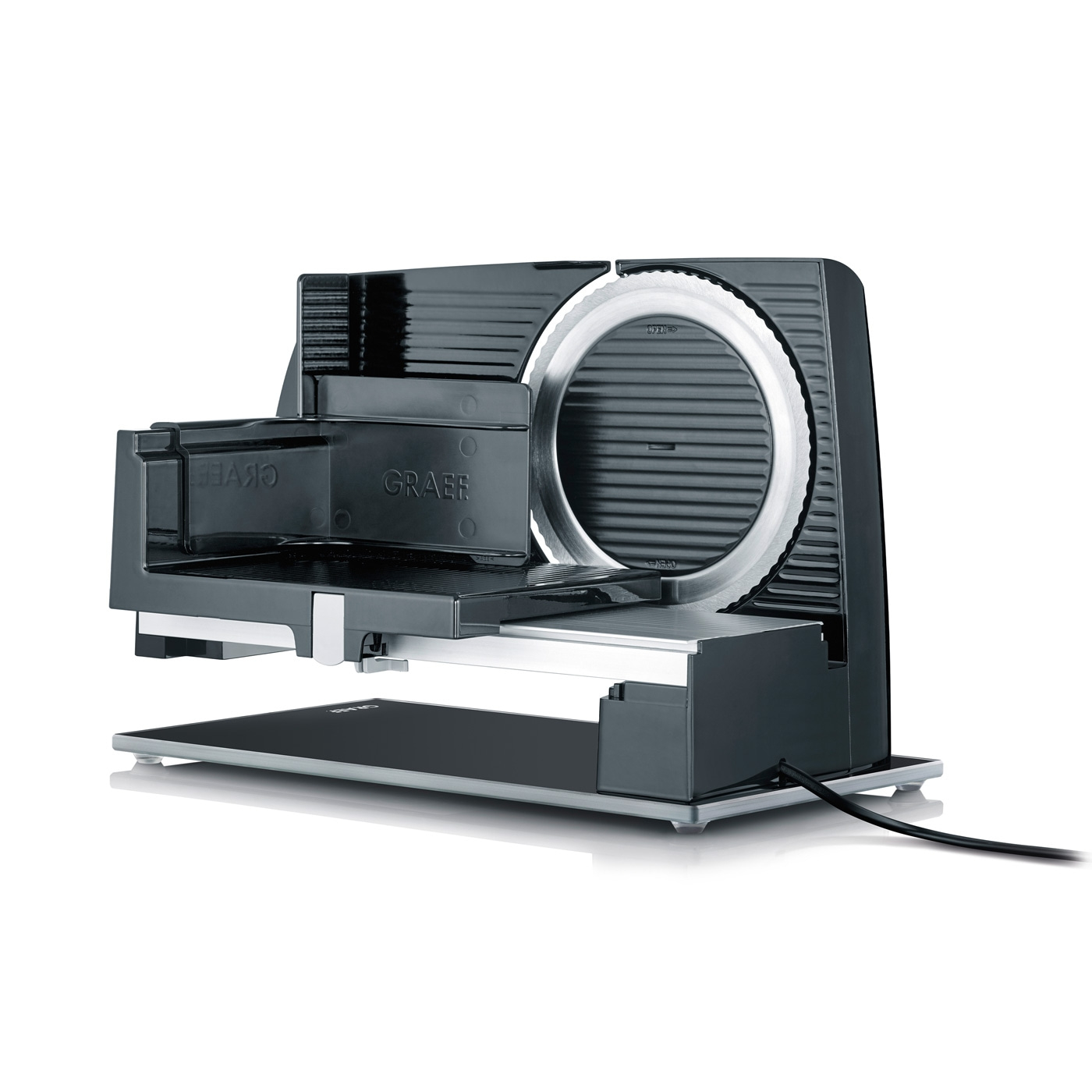 Schwarze elektrische Aufschnittmaschine mit Graef-Logo und Kabel, isoliert.