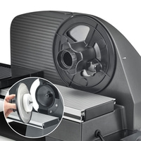 Nahaufnahme eines Fleischschneiders mit abgenommenem Teil und Detailansicht