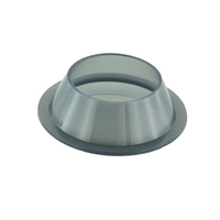 Grauer Kunststofftrichter mit breitem Rand, isoliert auf weißem Hintergrund.