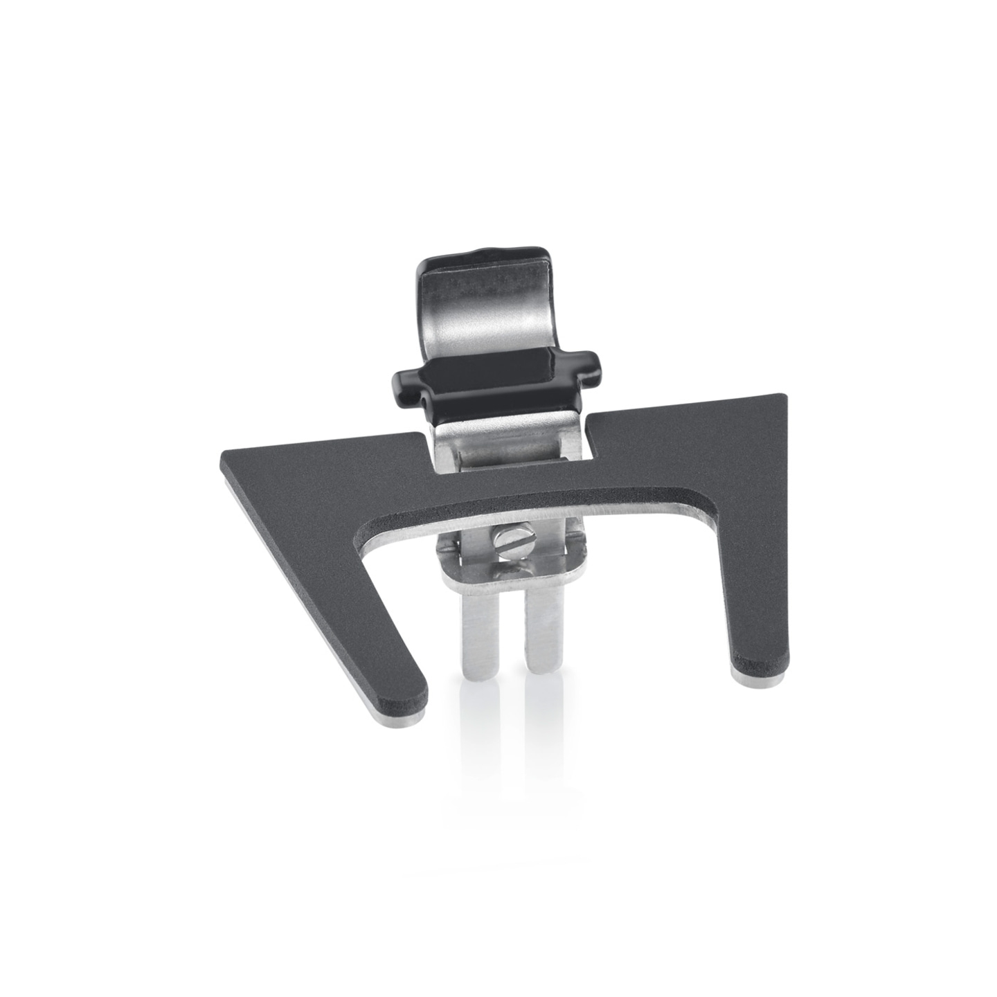 Schwarzes Metallteil mit silbernen Akzenten auf weißem Hintergrund