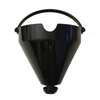 Schwarzer Kaffeefilter mit Griff und konischer Form, isoliert auf Weiß