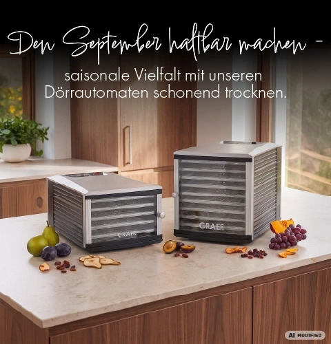 zwei Dörrautomaten auf einer Küchentheke mit Obst und Trockenfrüchten