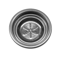 Metallbehälter mit Sternmuster und Löchern, von oben gesehen, isoliert