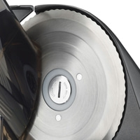 Nahaufnahme einer elektrischen Aufschnittmaschine mit gezahnter Klinge und Bedienfeld