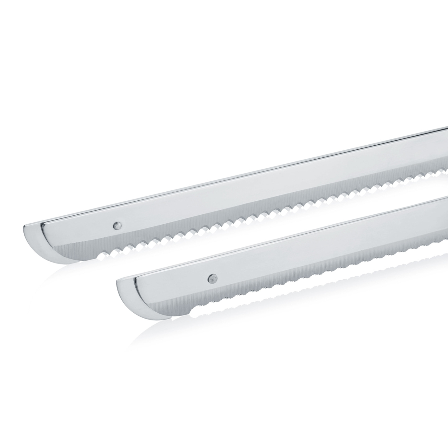 Zwei Brotmesser mit gezahnten Klingen auf weißem Hintergrund.