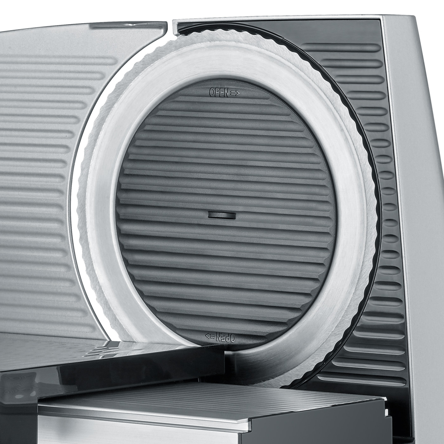 Nahaufnahme eines silbernen Fleischschneiders mit einem runden Messer und der Aufschrift "OPEN".