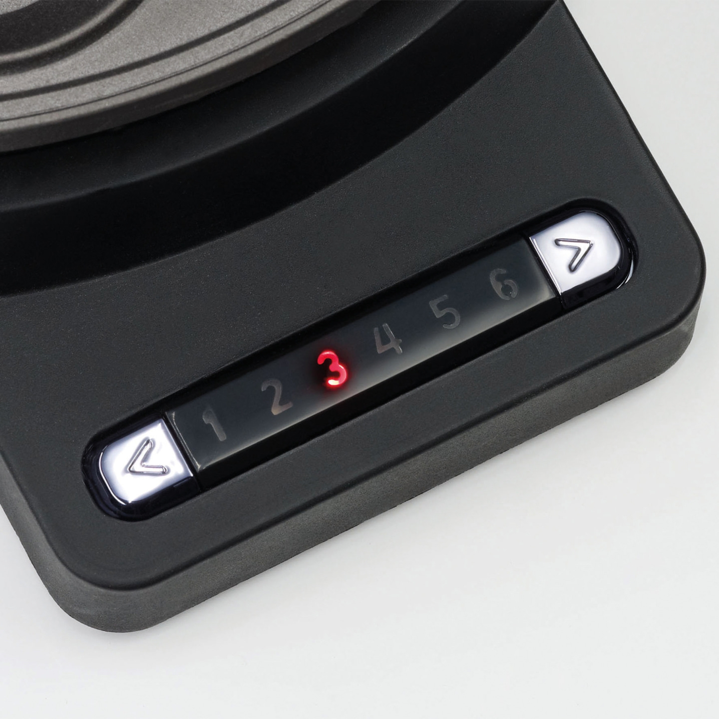 Schwarzes Gerät mit roten Lichtern und Zahlen von 1 bis 6. Pfeiltasten.