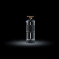 Kaffeebereiter mit Holzgriff auf schwarzem Hintergrund, GRAEF-Logo