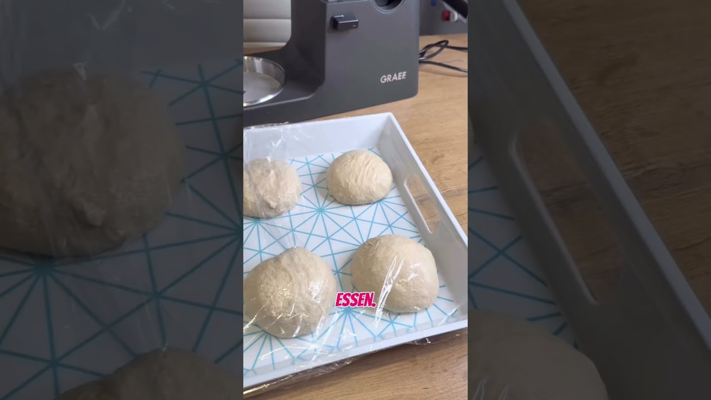 Teigbällchen in einer Schale mit Frischhaltefolie, GRAEF-Gerät im Hintergrund.