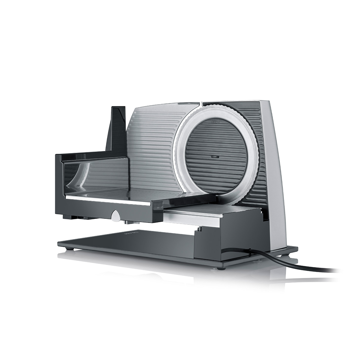 Elektrische Aufschnittmaschine, grau und schwarz, isoliert auf weißem Hintergrund