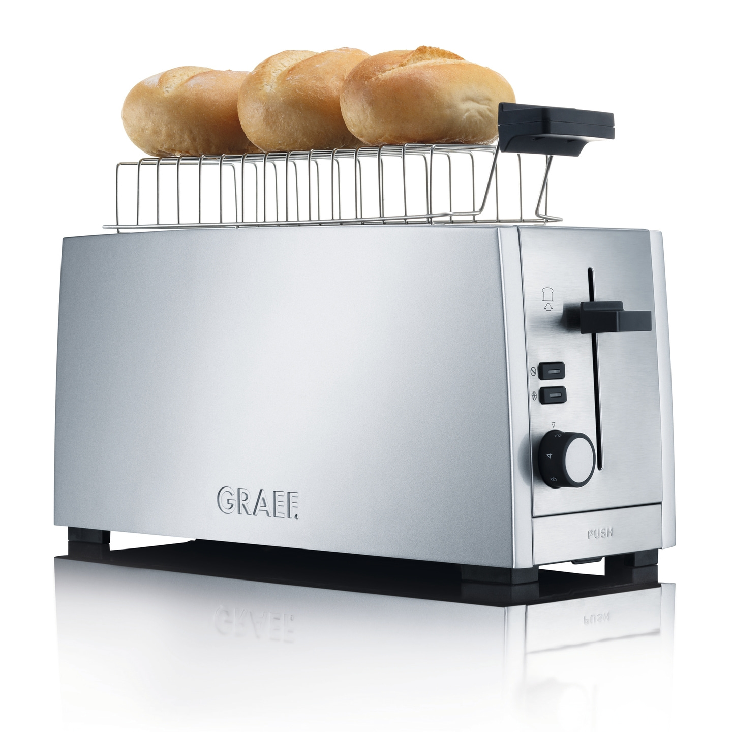 Graef Toaster mit Brötchenaufsatz und drei Brötchen, silberfarben, isoliert