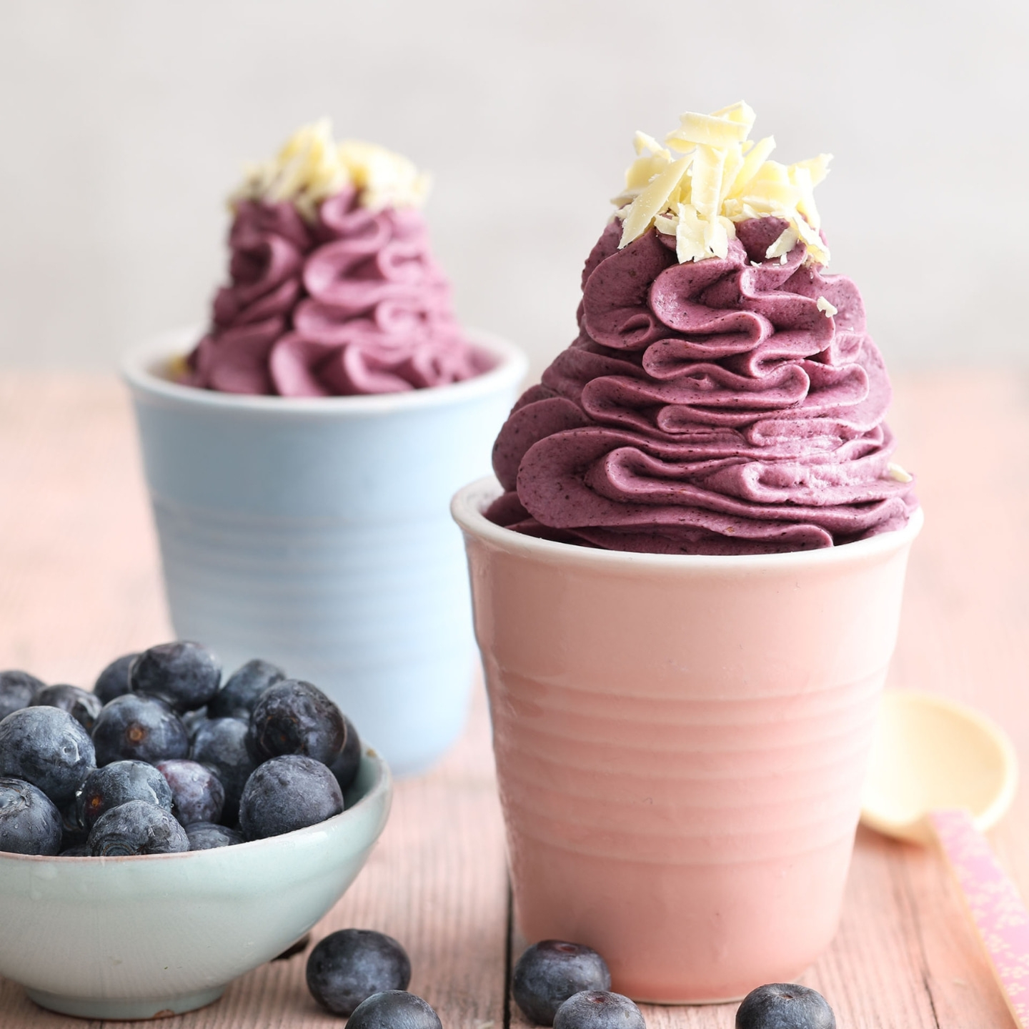 Blaubeer-Desserts in Bechern mit weißer Schokolade und Blaubeeren