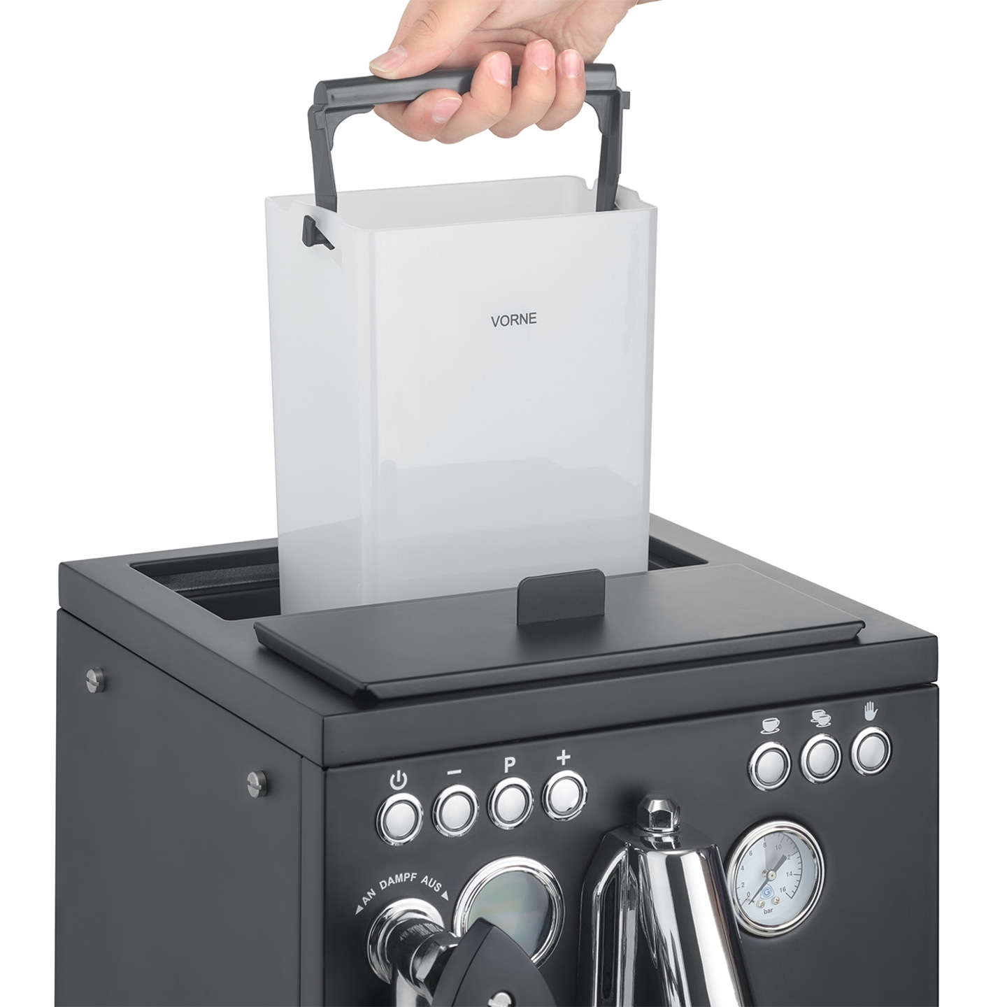 Kaffeemaschine mit Wassertank, der von einer Hand angehoben wird, mit Knöpfen und Anzeigen.