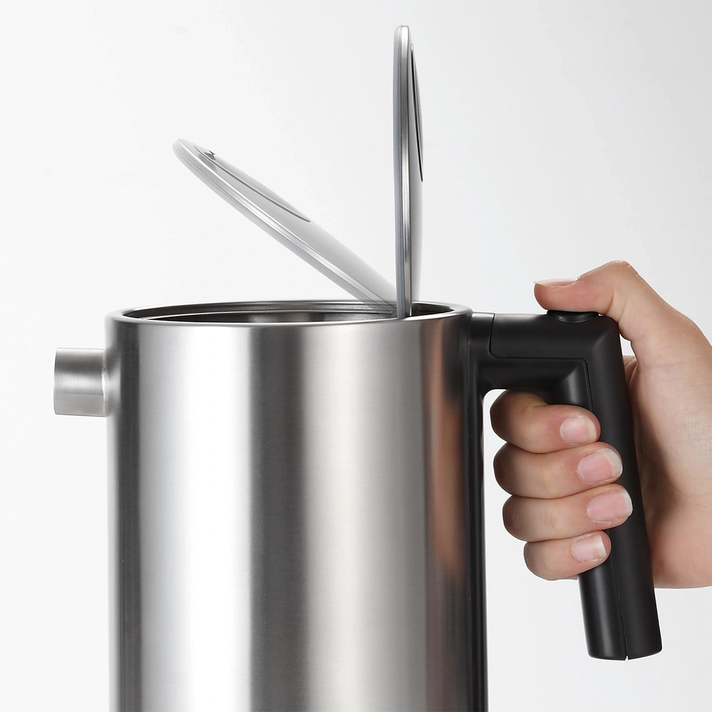 Wasserkocher mit offenem Deckel, gehalten von einer Hand, Nahaufnahme, Edelstahl
