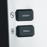 Knöpfe mit Symbolen, Verbotszeichen und Schneeflocke, auf weißem Hintergrund