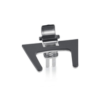 Schwarzes Metallteil mit silbernen Akzenten auf weißem Hintergrund