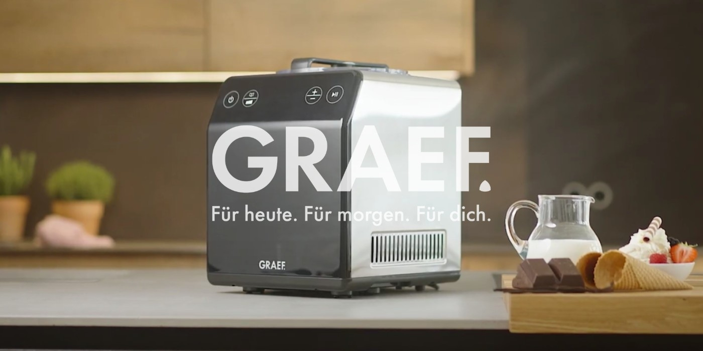 GRAEF Eiscreme-Maschine mit Eisbecher und Zutaten auf der Theke