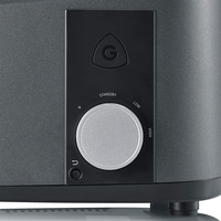 Nahaufnahme eines Geräts mit Drehknopf und Logo. Schwarz und Grau.