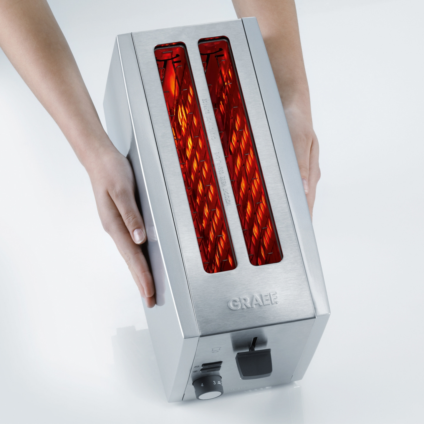 Toaster mit Händen gehalten, Edelstahl, GRAEF, Toasten, Küche, Gerät, warm