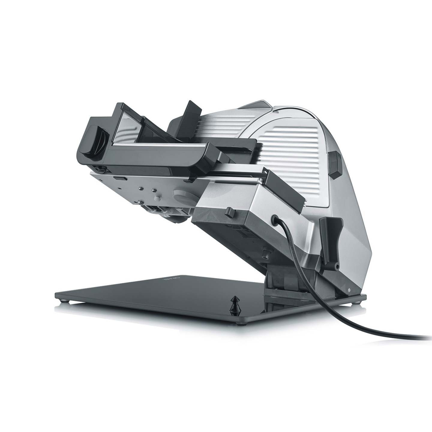 Elektrische Aufschnittmaschine, grau und schwarz, auf weißem Hintergrund.