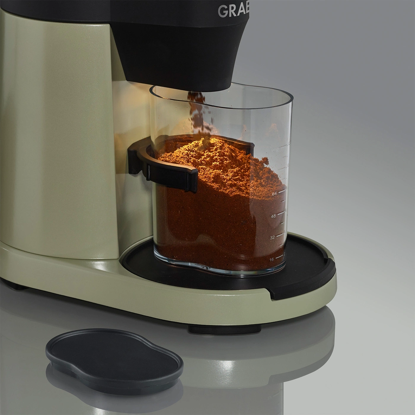 Kaffeemühle, Kaffeepulver, Glasbehälter, Kaffeezubereitung, Küchengerät, Kaffeemaschine, Mahlvorgang, Kaffeebohnen, frisch gemahlen