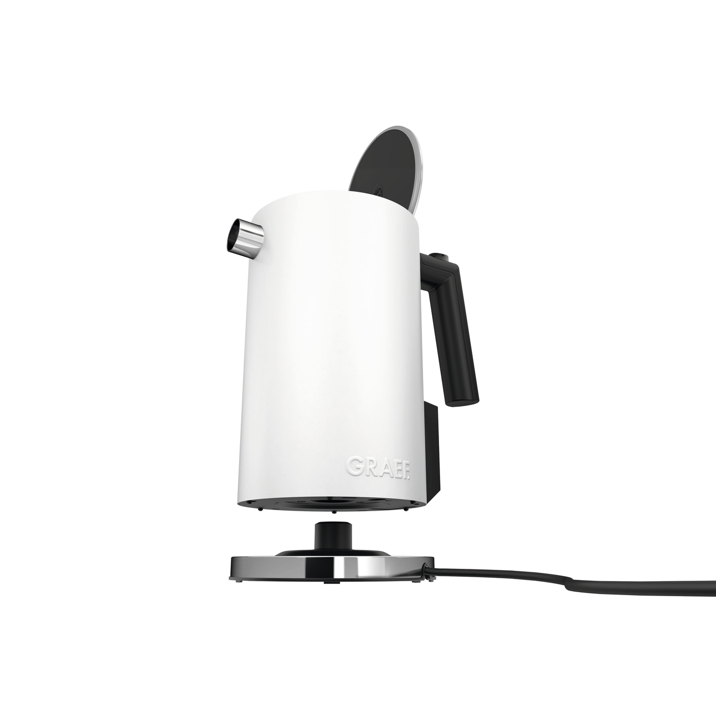 Weißer Wasserkocher mit schwarzem Griff und Deckel, isoliert auf weißem Hintergrund.