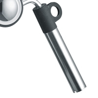 Nahaufnahme eines silbernen Küchenwerkzeugs mit schwarzem Griff und Loch