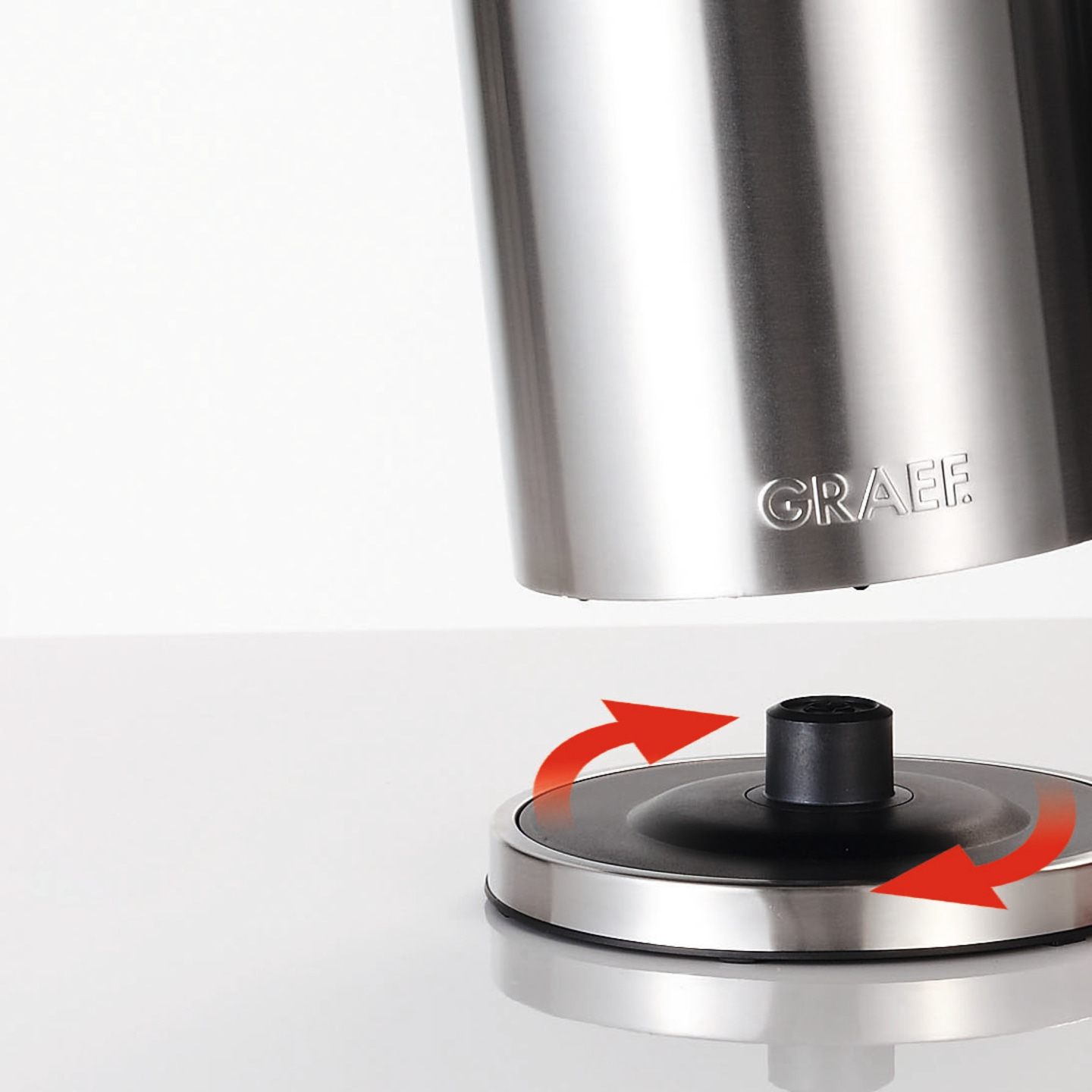 Edelstahl-Wasserkocher mit drehbarem Sockel und Pfeilen, die die Drehung anzeigen.